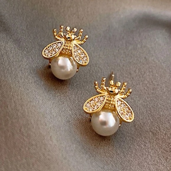 Luzy Jewelry Jewelry - Adorable Bee Pearl CZ Stud Earrings in Gold